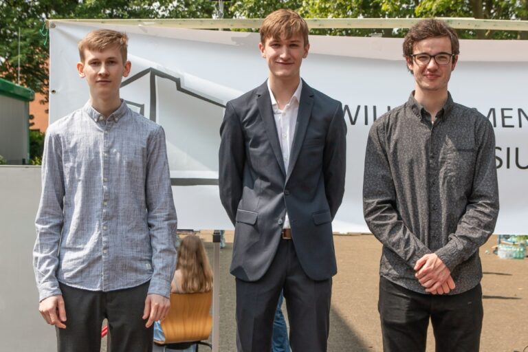 REO AG décerne le prix REO Physikus à trois diplômés du Gymnasium Schwertstraße