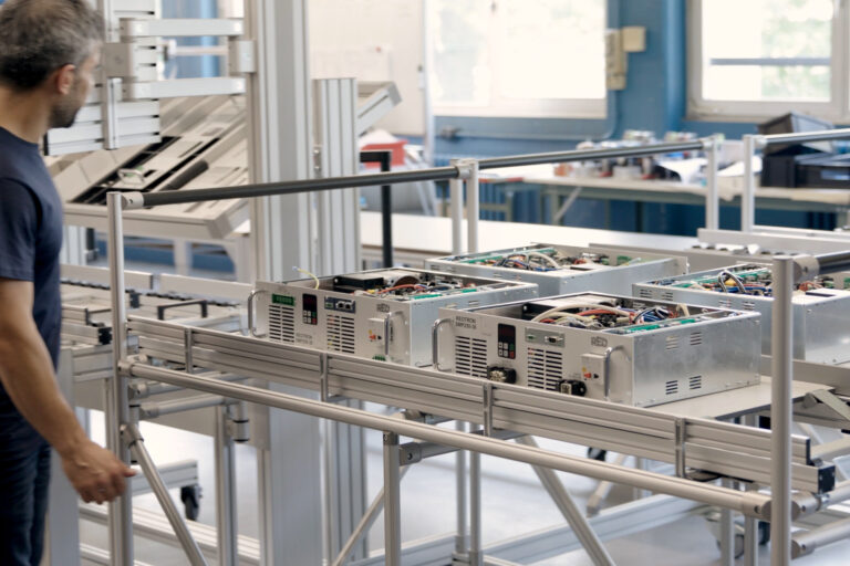 Une nouvelle alimentation CC variable prend en charge la technologie des tests électriques